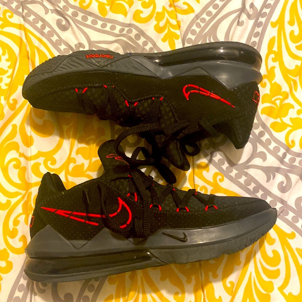 Lebron XVII Low basketball shoes
